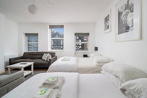 Spacious Studio Apartment Soho Square