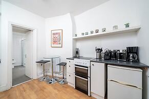 Spacious Studio Apartment Soho Square