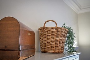 Luxurious Georgian Central Apartment -Parking - 1