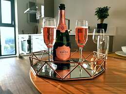 A Modern Studio With Great City Views - 17th Floor, City Views & 2 Min