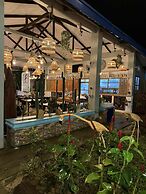 Ferellee Beachfront Inn