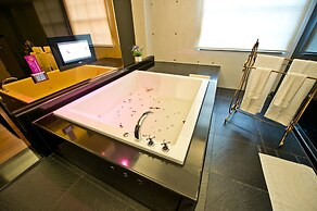 The Royal Pinnacle Hotel