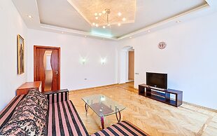 3 Bedroom Apartment near Deribasovskaya