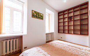 3 Bedroom Apartment near Deribasovskaya