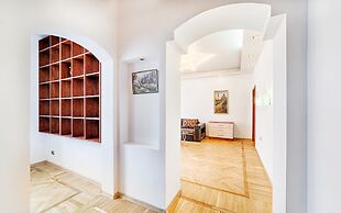 3 Bedroom Apartment near Deribasovskaya