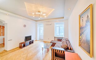 3 Bedroom Apartment near Deribasovskaya