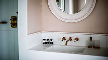 Monsieur George Hotel & Spa – Champs Elysées