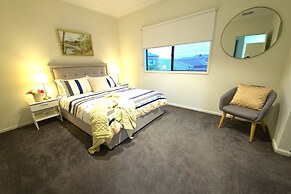 Luxury 9 BRM House in Melbourne