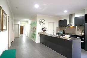 Luxury 9 BRM House in Melbourne