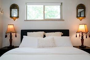 Casa de Henrichs & The Den Spacious Backyard