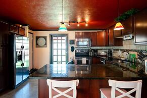 Casa de Henrichs & The Den Spacious Backyard