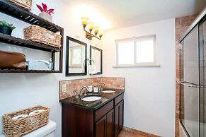 Casa de Henrichs & The Den Spacious Backyard