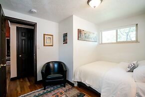 Casa de Henrichs & The Den Spacious Backyard