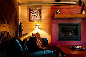 Casa de Henrichs & The Den Spacious Backyard