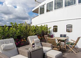 Fingal - A Luxury Floating Hotel