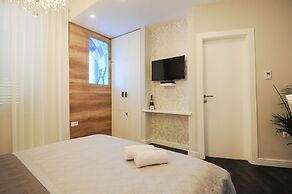 Silver & Gold Luxury Rooms