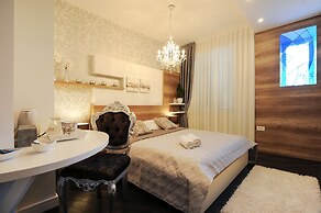Silver & Gold Luxury Rooms