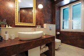 Silver & Gold Luxury Rooms