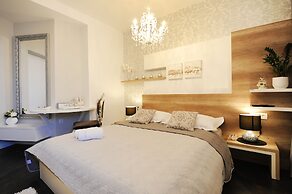 Silver & Gold Luxury Rooms