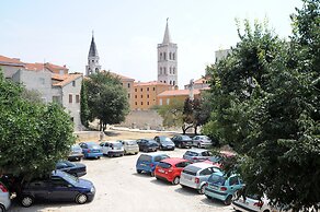 Silver & Gold Luxury Rooms