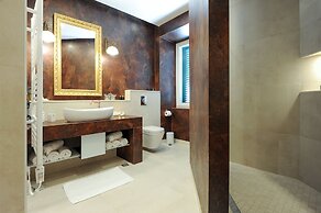 Silver & Gold Luxury Rooms