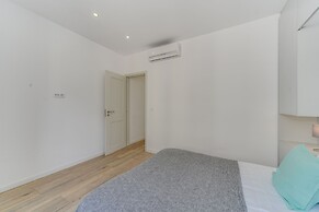 Alcantara 65 Riverside