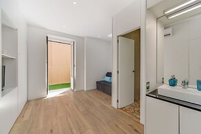 Alcantara 65 Riverside