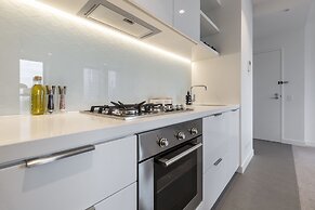 Trendy Melbourne 2 Bedroom Apartment by BnB Pro
