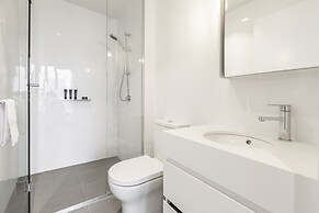 Trendy Melbourne 2 Bedroom Apartment by BnB Pro