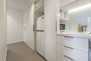 Trendy Melbourne 2 Bedroom Apartment by BnB Pro