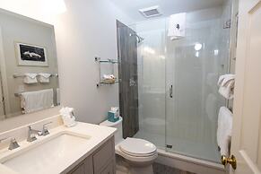 Modern & Updated Winterplace 3br- Sleeps 12 3 Bedroom Condo by RedAwni