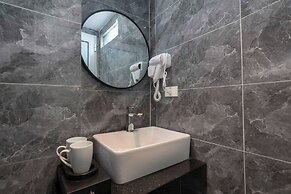 Madelise Central Hotel & Travel