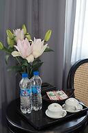 Madelise Central Hotel & Travel