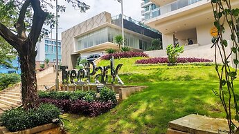 Great Location Studio at Tree Park Apartment