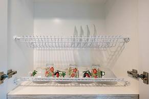 Great Location Studio at Tree Park Apartment