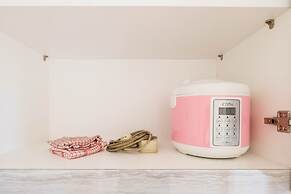 Great Location Studio at Tree Park Apartment