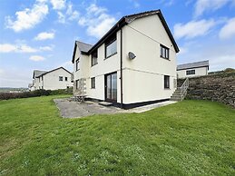 Seaside Escape-sleeps10-family&petfriendly-balcony