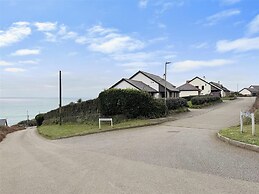 Seaside Escape-sleeps10-family&petfriendly-balcony