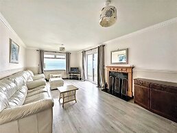 Seaside Escape-sleeps10-family&petfriendly-balcony