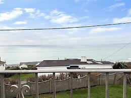 Seaside Escape-sleeps10-family&petfriendly-balcony