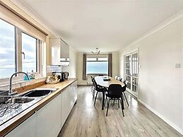 Seaside Escape-sleeps10-family&petfriendly-balcony