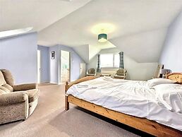 Seaside Escape-sleeps10-family&petfriendly-balcony