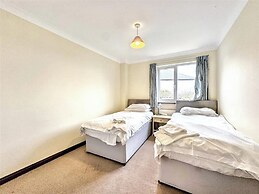 Seaside Escape-sleeps10-family&petfriendly-balcony