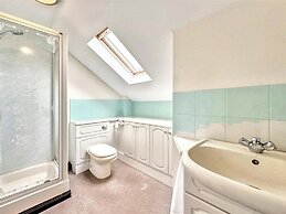 Seaside Escape-sleeps10-family&petfriendly-balcony