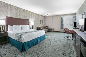 La Quinta Inn & Suites by Wyndham DFW West-Glade Parks