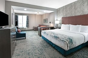 La Quinta Inn & Suites by Wyndham DFW West-Glade Parks