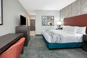 La Quinta Inn & Suites by Wyndham DFW West-Glade Parks