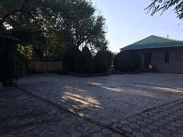 Khosrov Hotel