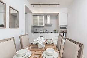 Elegant condo with stunning lake & views