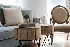 Elegant condo with stunning lake & views